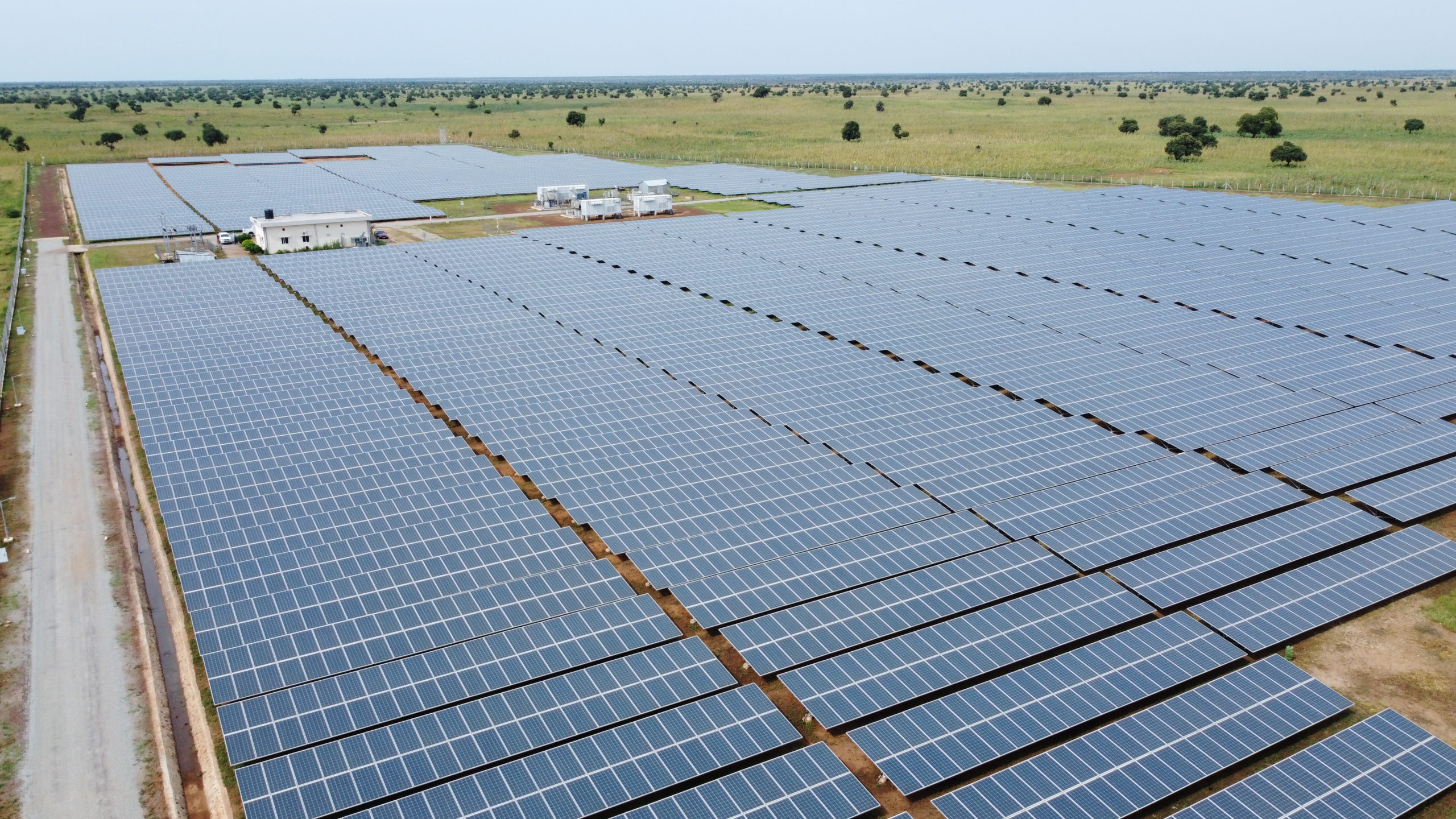 Vue d'ensemble du champs de panneaux solaires de la Centrale PV 7 MWc de Malbaza