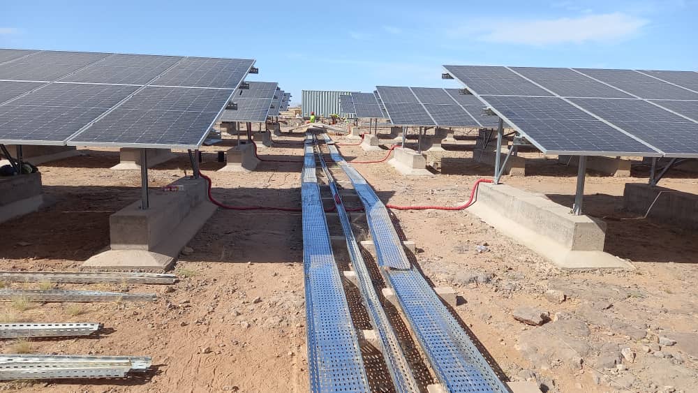 Vue du champs de panneaux solaires de la Centrale hybride de Ingall (Agadez)